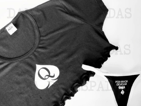 Conjunto Underboob HOTWIFE preta ou branca com estampa 03 Dama de Espadas em branco ou preto + calcinha em preto ou branco com acabamentos em branco ou preto, estampa 31 POR FAVOR DEVOLVA CHEIA em branco ou preto..