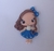 Aplique Em Biscuit Menina Com Olhos Escuros De Saia Azul E Camisa Branca