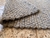 Tapete artesanal Tranças em algodão areia, algodão cinza e sisal camelo. - Terral Tapetes | tapetes artesanais