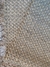 Imagem do Tapete artesanal Favos em algodão areia, chenile areia e sisal natural.