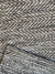 Tapete artesanal Escamas em algodão cru e areia, chenile cinza escuro e sisal camelo. - comprar online