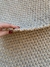 Imagem do Tapete artesanal Favos em algodão areia, chenile areia e sisal natural.