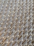 Tapete artesanal Favos em algodão areia, chenile areia e sisal natural.