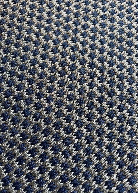 Tapete artesanal em corda náutica tons prata e azul marinho.