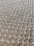 Tapete artesanal Favos em algodão areia, chenile areia e sisal natural.