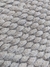 Tapete artesanal Favos em chenile cru e sisal polar.