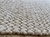 Imagem do Tapete artesanal Dunas em algodão cru, chenile cáqui e sisal natural.
