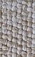 Tapete artesanal Dunas em algodão cru, chenile cáqui e sisal natural. na internet