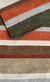 Tapete artesanal Kilim Listrado em chenile colorido.