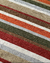 Tapete artesanal Kilim Listrado em chenile colorido.