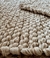 Imagem do Tapete artesanal Tranças em algodão cru, juta e sisal camel.