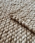 Tapete artesanal Tranças em algodão cru, juta e sisal camel. - Terral Tapetes | tapetes artesanais