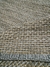 Tapete artesanal Favos em algodão cinza, chenile chumbo e sisal caramelo. - Terral Tapetes | tapetes artesanais