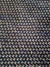 Imagem do Tapete artesanal Favos em algodão azul marinho e sisal caramelo.