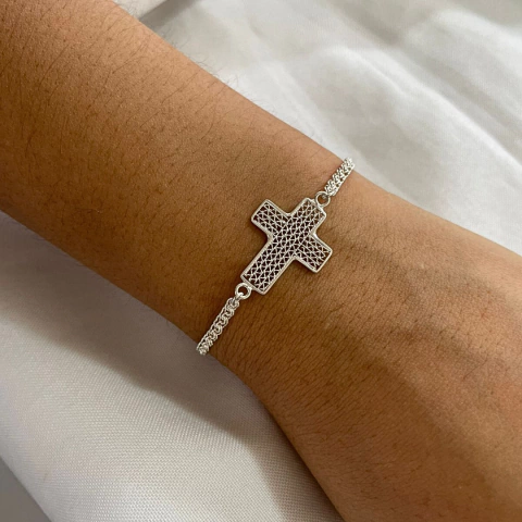 Pulsera cruz en plata filigrana