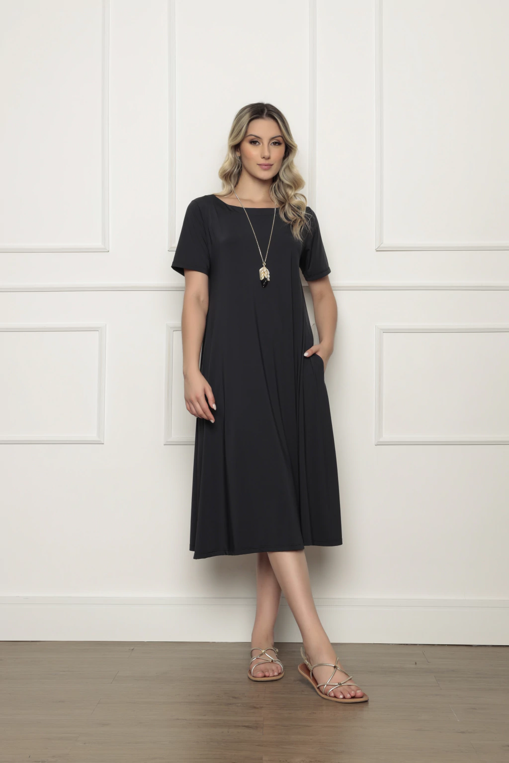 Vestido Midi Trapézio Preto