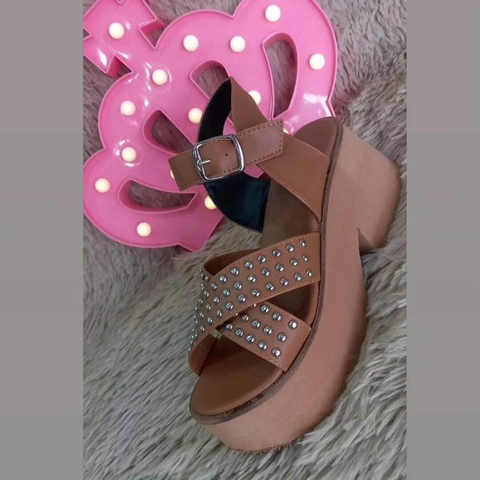 Sandalias super livianas con tachas