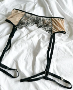 Imagem do Conjunto Calcinha E Sutiã Lírio Com Cinta-liga