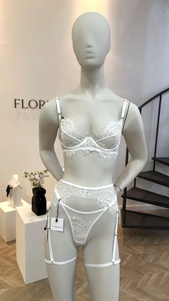 Imagem do Conjunto Calcinha E Sutiã De Renda Lana com cinta-liga