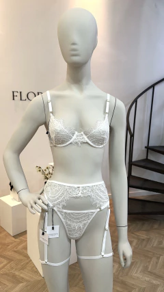 Imagem do Conjunto Calcinha E Sutiã De Renda Natalie Com Cinta-liga