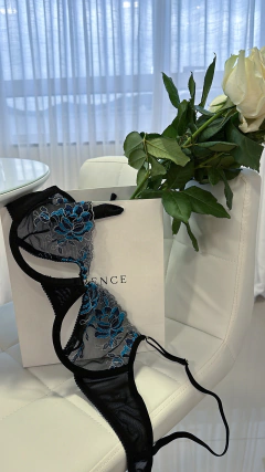 Conjunto Calcinha E Sutiã Violet com cinta-liga na internet