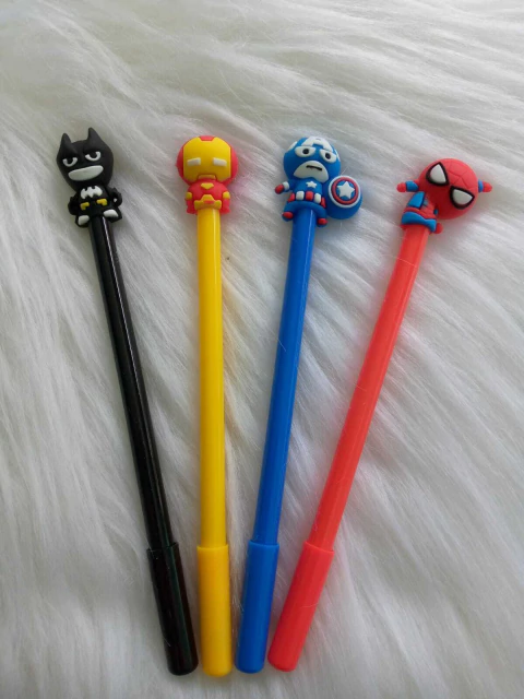 CANETA PRETA SUPER-HERÓIS - comprar online