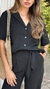 Camisa Amelie na cor preta com calça preta use sôffi 

