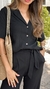 Camisa Amelie na cor preta com calça preta use sôffi 
