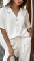 Camisa Amelie na cor areia com calça areia use sôffi 
 