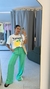 T-shirt Lemon na cor off white estampada com calça verde use sôffi 