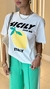 T-shirt Lemon na cor off white estampada com calça verde use sôffi 