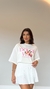 Saia Beily na cor off white com camiseta estampada use sôffi 
