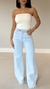 Calça Jeans Spezia na cor lavagem clara composta por Blusa tomara que caia na cor  Branco use sôffi