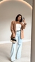 Calça Jeans Spezia na cor lavagem clara composta por Blusa tomara que caia na cor Branco e blazer caramelo use sôffi