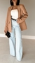 Calça Jeans Spezia na cor lavagem llara composta por Blusa tomara que caia na cor Branco e blazer caramelo use sôffi