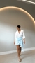 Saia Camel na cor azul com camisa branca use sôffi
