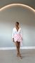 Saia Camel na cor rosa com camisa branca use sôffi
