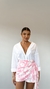Saia Camel na cor rosa com camisa branca use sôffi
