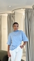 Camiseta Nairóbi azul com listra branca com calça branca use sõffi
