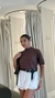 Camiseta Dina na cor marrom  com saia branca use sôffi 
