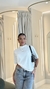 Camiseta Dina na cor off white com calça jeans use sôffi 
