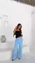 Tubinho Scarlet na cor preta  com calça azul use sôffi 