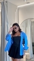 Saia Beily na cor preta com body preto e camisa azul use sôffi 