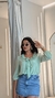 Bata Sabine  na cor verde com saia jeans lavagem clara use sôffi 