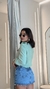 Bata Sabine  na cor verde com saia jeans lavagem média parte das costas  use sôffi 