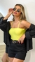  Cropped Shelby na cor lima com shorts preto e camisa preta use sôffi