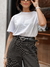 Camiseta Lena branca com calça risca de giz preta use sôffi