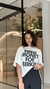 Camiseta Money na cor off white estampada com calça preta use sôffi 