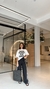 Camiseta Money na cor off white estampada com calça preta use sôffi 