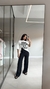 Camiseta Money na cor off white estampada com calça preta use sôffi 